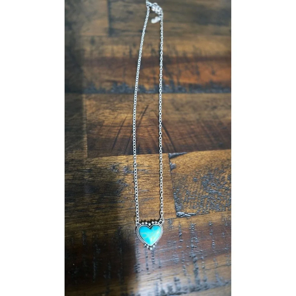 Western Turquoise Heart Necklace – Silver Toned Chain
